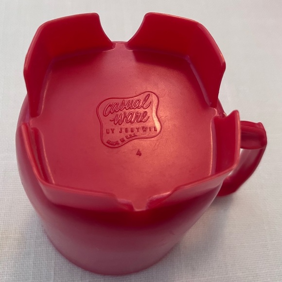 Vintage MCM Plastic Plates and Cups Made in the USA - Picture 14 of 15